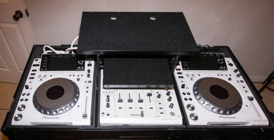 2x Pioneer CDJ-2000 Nexus + 1x DJM-900 Nexus