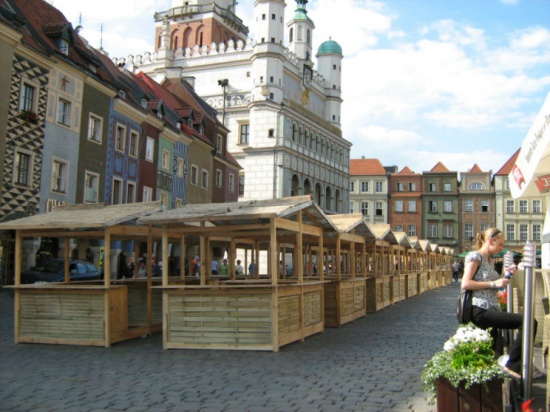 Wynajem straganów drewnianych i domków handlowych na jarmarki.